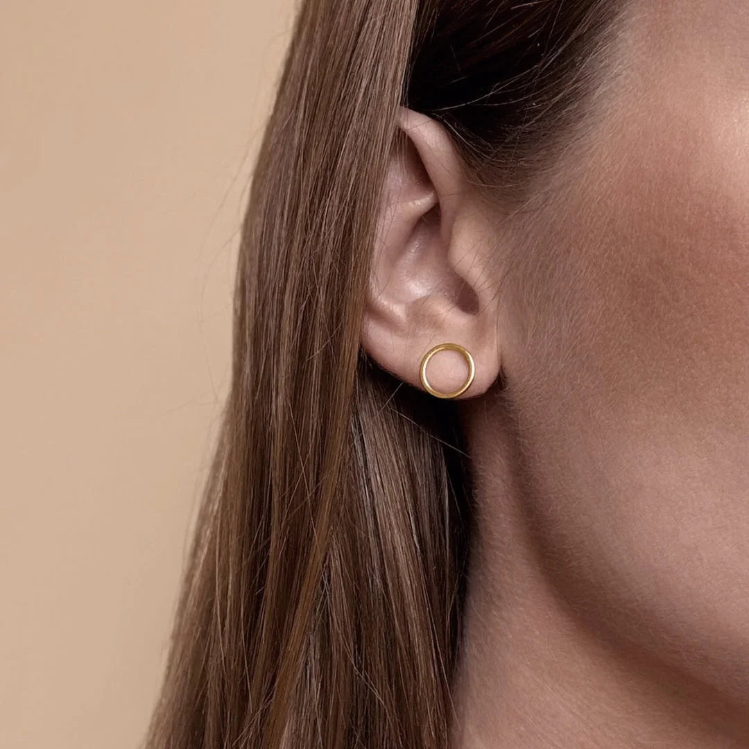 eternity circle stud earrings made in gold plated silver from Icône