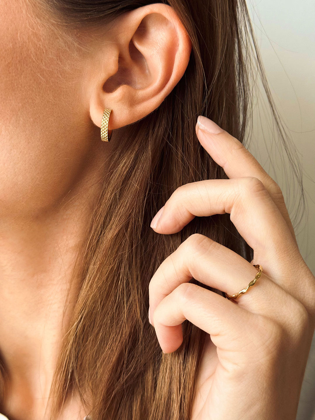 minimalist twisted ring gold made in waterproof stainless steel from icône