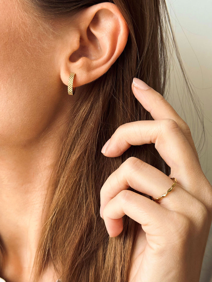 minimalist twisted ring gold made in waterproof stainless steel from icône