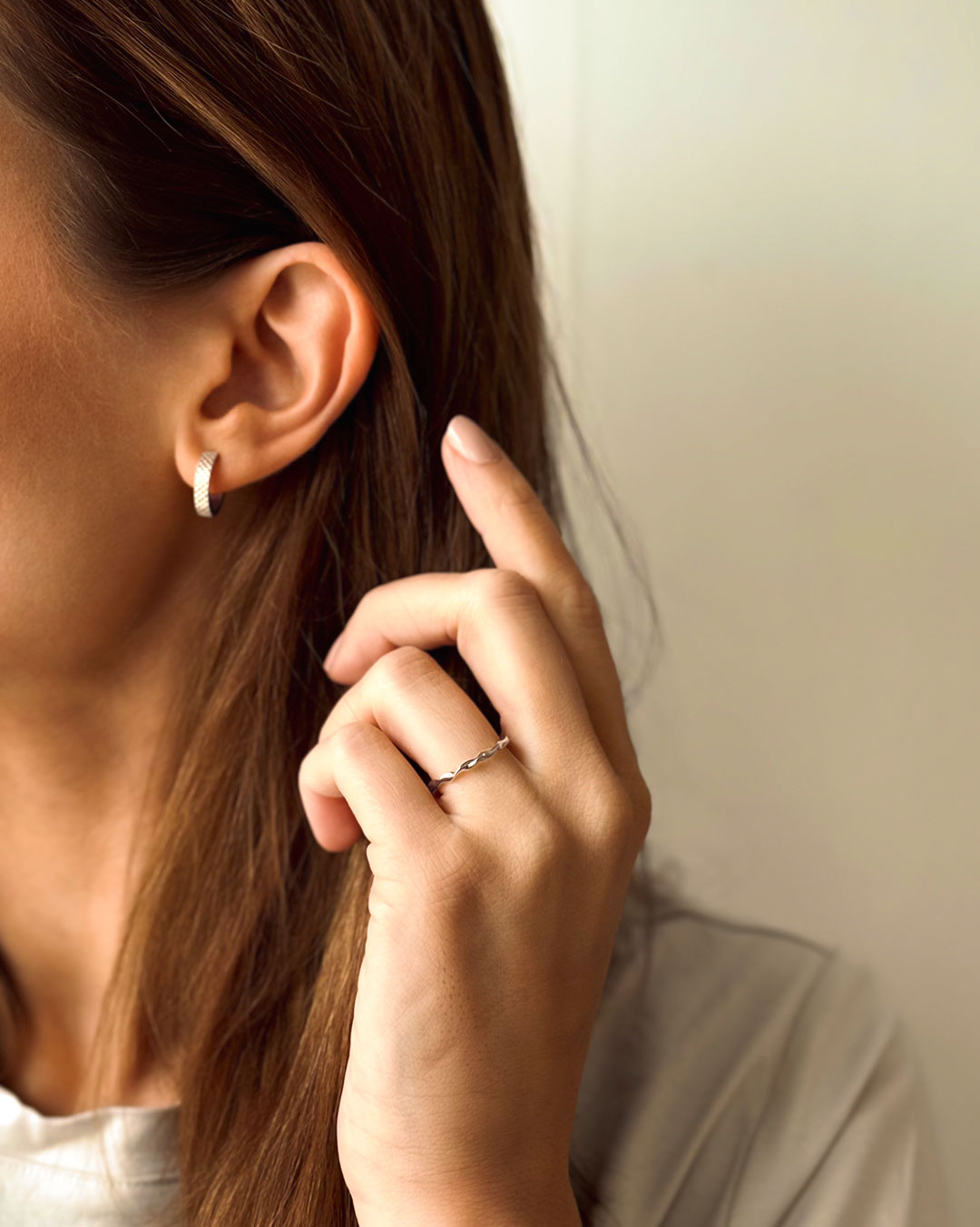 minimalist twisted ring silver made in waterproof stainless steel from icône