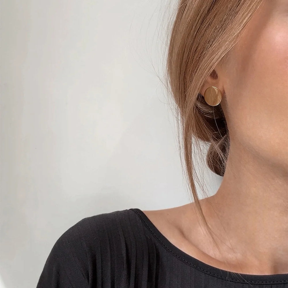 round stud earrings made in waterproof 14k gold plated steel from icône 