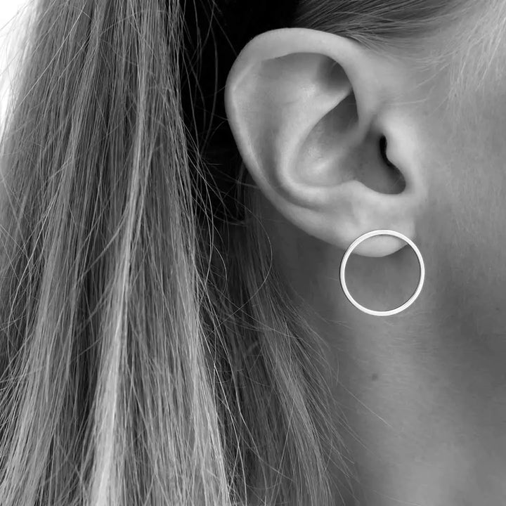 circle stud earrings made in silver from icône