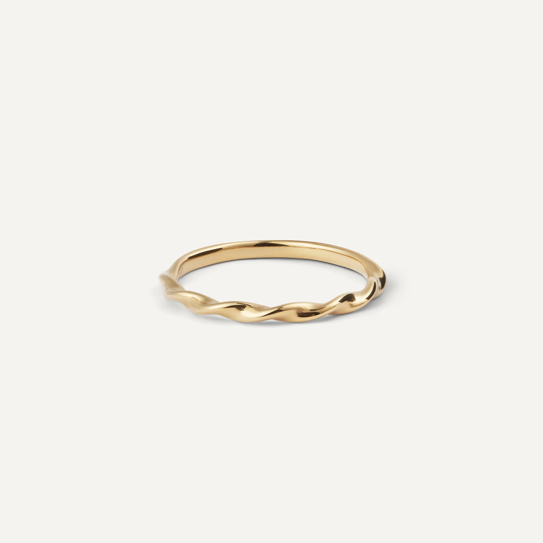 lena twisted minimalist ring gold made in waterproof stainless steel from icône
