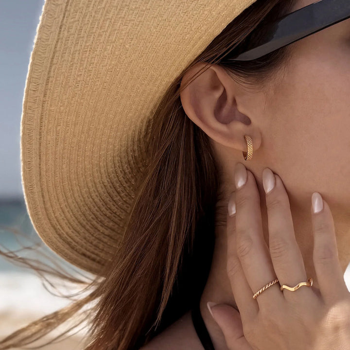 gold wavy ring and twisted ring and earrings made in waterproof stainless steel from icône 